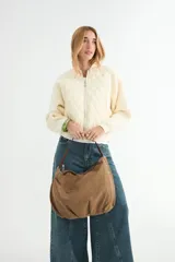 Cartera tipo hobo de gran tamaño, color marrón, con diseño holgado y correa de hombro en cuero sintético color suela.