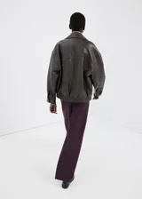Pantalón de vestir bordó de corte recto con líneas laterales blancas y diseño de pierna ancha.