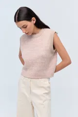 Chaleco de tejido de punto color crudo, con cuello a la base y lurex.
