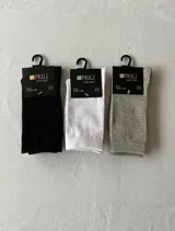Pack de tres pares de medias de media caña marca Prili, talle 35-39. Un par negro, un par blanco y un par gris.