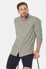 Camisa de lino color verde claro, con cuello mao, manga larga y botones personalizados.