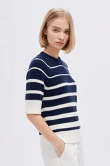 Remera de punto de algodón, de manga corta, con diseño a rayas horizontales en azul marino y blanco, cuello redondo y calce holgado.