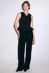 Chaleco de sarga con escote de pico, cierre frontal de botones y diseño con peplum acampanado en la cintura.