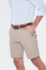 Bermuda clásica color beige con bolsillos laterales y traseros, confeccionada en algodón con spandex.