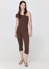 Pantalón capri de punto fino color marrón, de diseño entallado con aberturas laterales en el bajo.