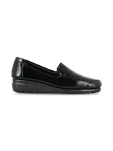 Slip-on de cuero charol negro con suela anatómica de goma y talón curvado.