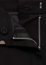 Pantalón skinny de tiro medio, con diseño crop, bolsillos laterales y bolsillos de ribete en la parte posterior. Cuenta con cierre oculto de botón, gancho y cremallera, confeccionado en tejido elástico.