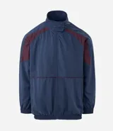 Campera corta viento de corte oversized, confeccionada en tejido técnico azul marino con paneles laterales en color bordó. Presenta cuello alto, cierre frontal con cremallera, mangas largas con puños elásticos y bolsillos laterales.