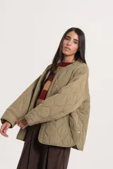 Campera capitoneada color verde oliva, con cuello redondo, cierre frontal con botones a presión, bolsillos laterales y aberturas laterales con botones.