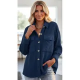 Sobre camisa de pana azul marino, con cuello francés, cierre frontal de botones, bolsillos plaqué en el pecho y manga larga de calce suelto.