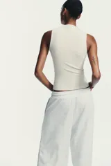 Top negro de manga sisa con cuello subido (mock neck).