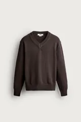 Jersey de punto tejido en hilatura de algodón con cuello en pico y manga larga, de corte regular fit y acabados en rib.