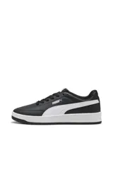 Championes Puma Court Classic Clean, color blanco con la icónica franja lateral de Puma en color negro. Diseño urbano con suela de goma y detalles de la marca en la lengüeta y el talón.