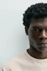 Camiseta de manga larga con cuello redondo, confeccionada en algodón compacto y pesado, con diseño de corte relajado y costuras decorativas en el cuello.