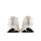 Championes de running New Balance modelo 680 V8, color crema con detalles en plateado y suela blanca con tecnología Fresh Foam.