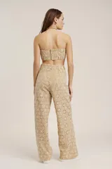 Top strapless color beige con bordado de flores.