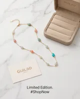 Collar de cadena fina con baño de oro, adornado con pequeñas piedras naturales de diversos colores distribuidas a lo largo de la pieza.
