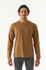 Remera de manga larga para hombre con escote redondo y logo bordado en el pecho.