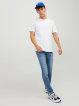 Jean de corte slim fit y tiro bajo, con diseño clásico de cinco bolsillos y cierre de botón. Confeccionado en tejido de sarga con acabado super stretch para mayor flexibilidad.