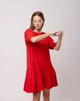 Vestido corto rojo de lino con escote bote y mangas abullonadas.