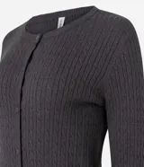 Cardigan femenino Blue Steel confeccionado en tricot con viscosa certificada, con textura en relieve, cuello redondo, mangas largas, cierre frontal de botones y terminaciones acanaladas.
