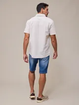 Camisa de manga corta con rayas verticales azules y blancas, confeccionada en algodón.