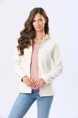 Campera de polar con capucha, cierre frontal completo y bolsillos laterales. Diseño entallado con logo bordado en el pecho.