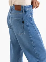 Jeans de denim de algodón en color azul con lavado de efecto suavemente desgastado. Presenta tiro medio, silueta holgada y pierna ancha de caída recta.