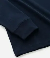 Remera de manga larga con cuello redondo y textura, de corte regular. Confeccionada en una mezcla de algodón, poliéster y viscosa.