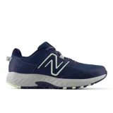 Championes de trail running New Balance 410 V8, color azul marino con detalles en gris y verde claro.