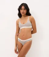 Pack de dos bombachas bikini Lov de poliamida seamless con textura acanalada. Incluye una bombacha lisa de color marrón oscuro y una bombacha de fondo beige con rayas horizontales marrones, ambas con pequeña etiqueta de la marca en la cintura.