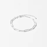 Pulsera plateada con eslabones rectangulares texturados y cierre de mosquetón con cadena de alargue.