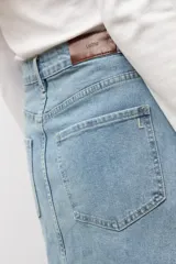 Pollera larga de denim en tono celeste, de corte recto con diseño bicolor en el dobladillo inferior. Cuenta con tiro alto, bolsillos y costuras visibles.