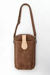 Bandolera marrón de diseño rectangular vertical con bolsillo frontal y solapa con cierre de botón a presión. Cuenta con correa larga ajustable para llevar al hombro o cruzada.