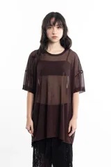 Remerón de tul con estampado tie-dye en tonos fucsia, violeta y negro.