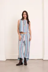 Top rayado texturado, con cuello a la base y botones en la espalda.