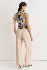 Pantalón de fibrana con estampado abstracto en tonos celestes, blancos y grises. Corte recto y holgado.