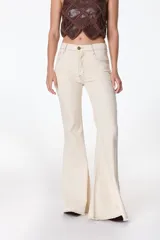 Jean de corte acampanado y tiro alto, color beige, con costuras visibles y ruedo deshilachado.