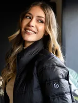 Campera puffer reversible negra, marca Michael Kors, con cierre frontal y bolsillos laterales. Incluye bolsa autoportante.