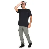 Pantalón cargo verde oliva de gabardina suave con spandex, calce chino, piernas rectas y cintura media. Cuenta con presillas, cierre con botón metálico, bolsillos cargo con solapa y velcro, bolsillos laterales tipo chino y bolsillos traseros con tapeta.