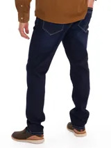 Jeans de mezclilla color azul oscuro con costuras en tono tabaco, tiro medio y corte de ajuste moderno.