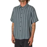 Camisa de manga corta Katin Alan de color azul con rayas verticales claras, corte estándar, cuello camisero, cierre frontal de botones y un bolsillo en el pecho.