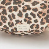 Riñonera con estampado animal print de leopardo en tonos marrón y beige. Tiene correa ajustable de algodón color crudo y cierre superior con cremallera.