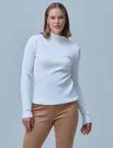 Buzo azul de tejido de punto con textura acanalada, cuello alto y mangas largas.