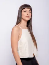 Top negro sin mangas con tirantes finos y escote cuadrado. Presenta una pequeña abertura en la parte delantera y cierre invisible en la espalda.