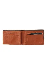 Billetera de cuero sintético bicolor en tonos marrón oscuro y tostado, con diseño horizontal y placa metálica con el logo de la marca en el frente.
