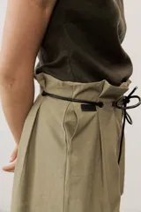 Short blanco de tiro alto, confeccionado en lino, con bolsillos laterales y cordón ajustable en la cintura.
