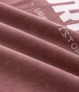 Remera de algodón con cuello redondo y manga corta, presenta un diseño estampado frontal con la frase 'Silent Disorder' en tipografía moderna sobre un gráfico abstracto.
