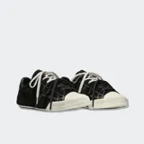 Championes de ante negro Converse Chuck Lo Pro con detalles en piel y puntera de goma blanca. Incluyen cordones intercambiables en color blanco jaspeado y negro.