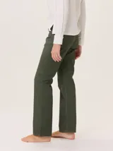 Pantalón de jean recto, color azul oscuro gastado, confeccionado en gabardina de algodón. Presenta pespuntes y atraques en contraste de color.